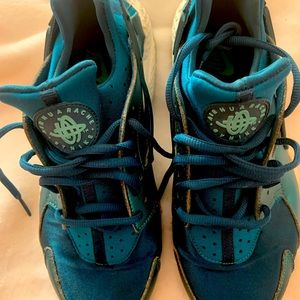 Nike Air Huarache.8.5 Blue/Green metallic gym shoe